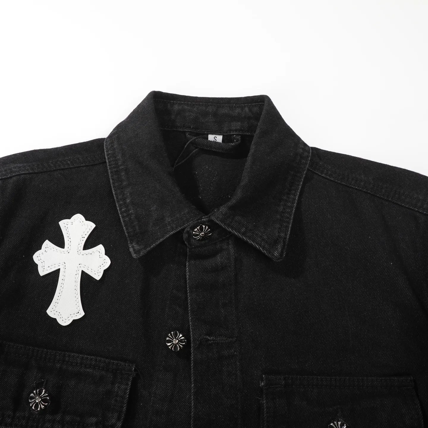 P260 Correct version (top replica) CH Chromehearts 23ss denim cross-leather black and white jacket denim jacket. A super versatile denim jacket that is breathable, comfortable and elegant! The entire garment is made of super heavy-duty workmanship and is made of denim denim fabric imported from Japan. After the finished product is washed, the loss rate is extremely high! The whole body is made with old craftsmanship and the upper body is stylish! The body has multiple crosses and leather logos sewn on it! Because of the old craftsmanship, everything from gold five to three marks has been re-made with new molds, 100% restored to the original craftsmanship! All the leather characters are laser-aligned. The leather difference is definitely not the same as that of the super-fiber leather on the market. This year’s new sheep leather is used. The finished embroidery guarantees the quality of the entire product❗ It took nearly two months of back-and-forth production to get a satisfactory effect. The various cutting designs really took a lot of effort to achieve a satisfactory experience! The same style for men and women, great for couples!   Color: black with white label Size: S M L